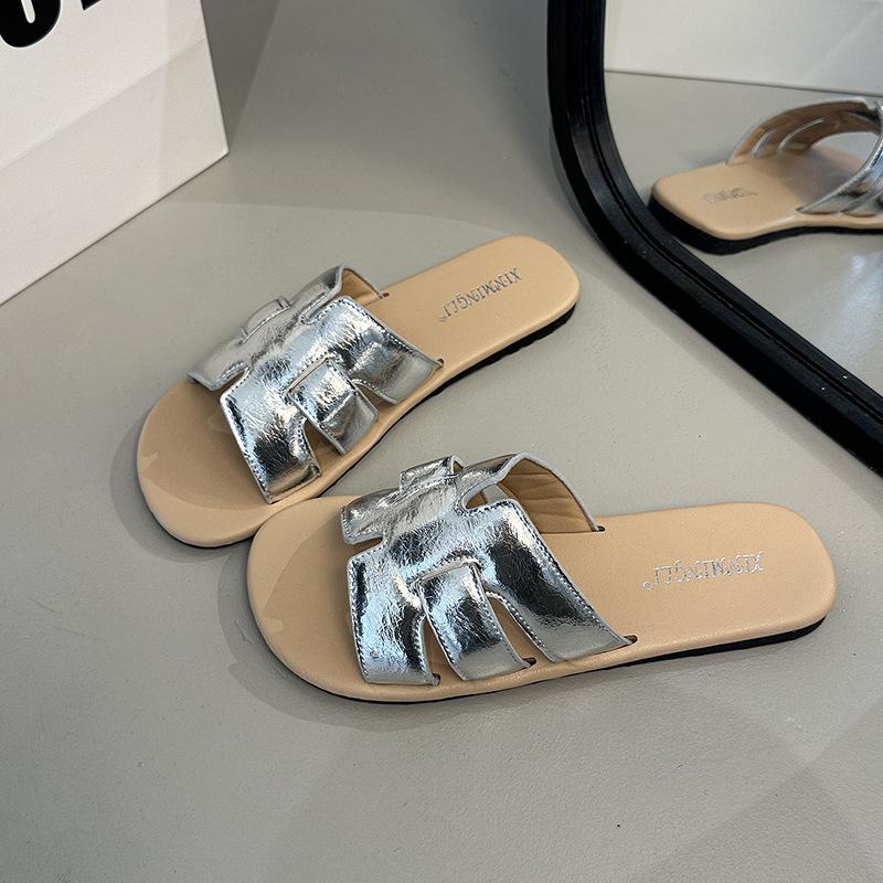 Сказочный летний бриз с новыми тапочками, женщина в пляжной юбке, однословные плоские сандалии