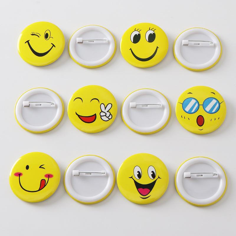 Многоцветный значок с улыбающимся лицом: Брошь-булавка для персонала отеля и детей