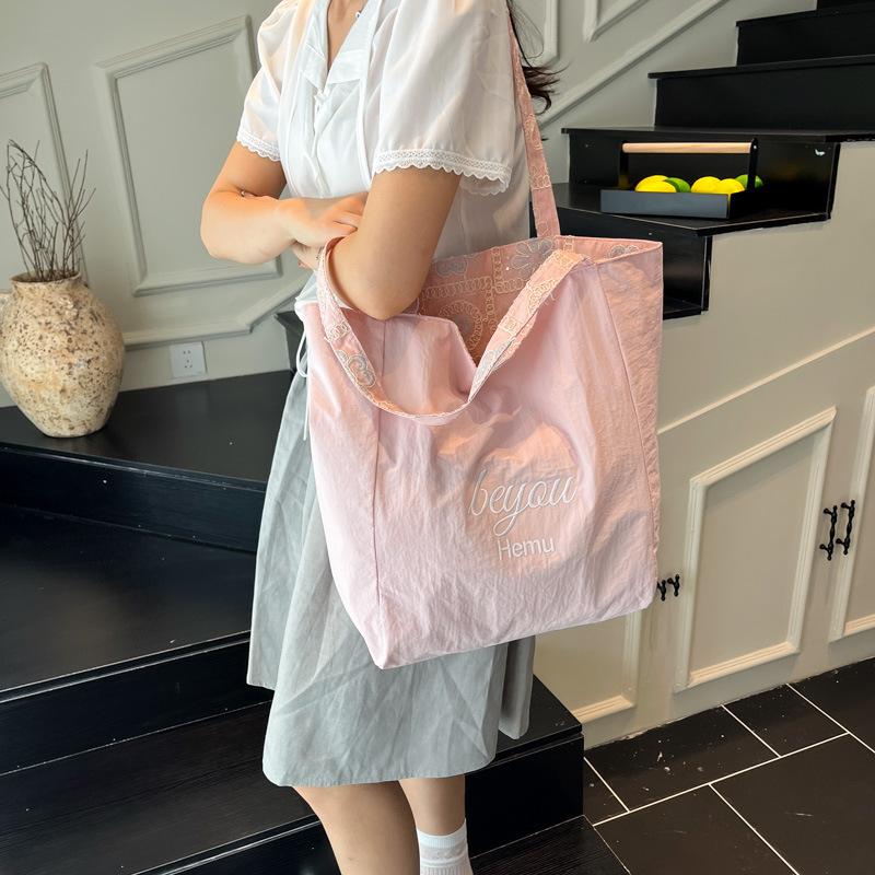 Тенденция личности повседневная простая летняя новая 2025 мода большая вместимость сумка женская в иностранном стиле на плечо сумка-тоут