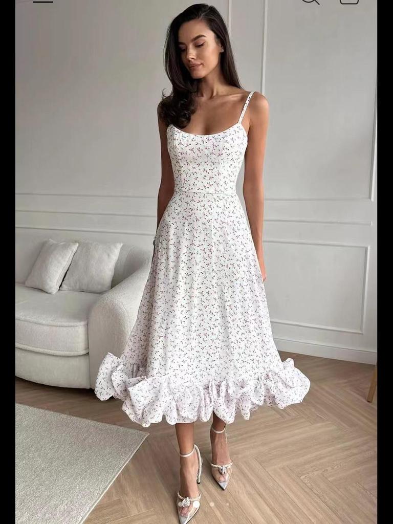 Платье-трапеция с цветочным принтом и объемными цветами весна/лето 2023 г.