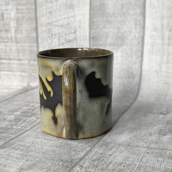 Кружка с рисунком пылающего дракона объемом 350 мл, эргономичная ручка, молочно-желтая глазурь, кружка, расписанная вручную, керамическая посуда для питья с драконом