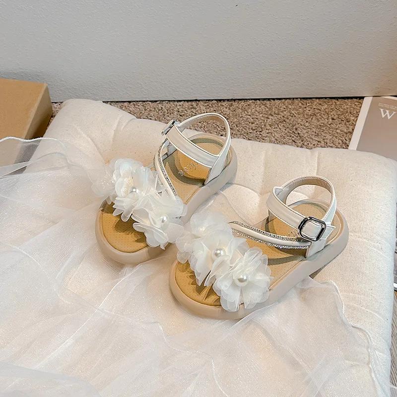 Детские сандалии 2024 года, летняя новая пляжная обувь для девочек с простой жемчужной детской мягкой подошвой, нескользящие милые сандалии принцессы с цветком