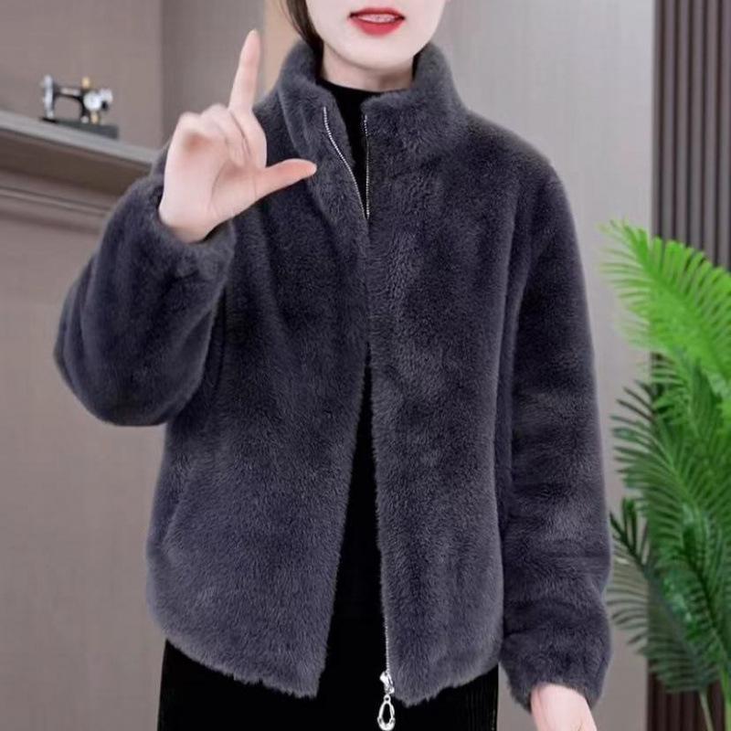 Зимой новая куртка с меховым покрытием для мам среднего возраста выглядит очень красиво, а популярный в этом году укороченный топ