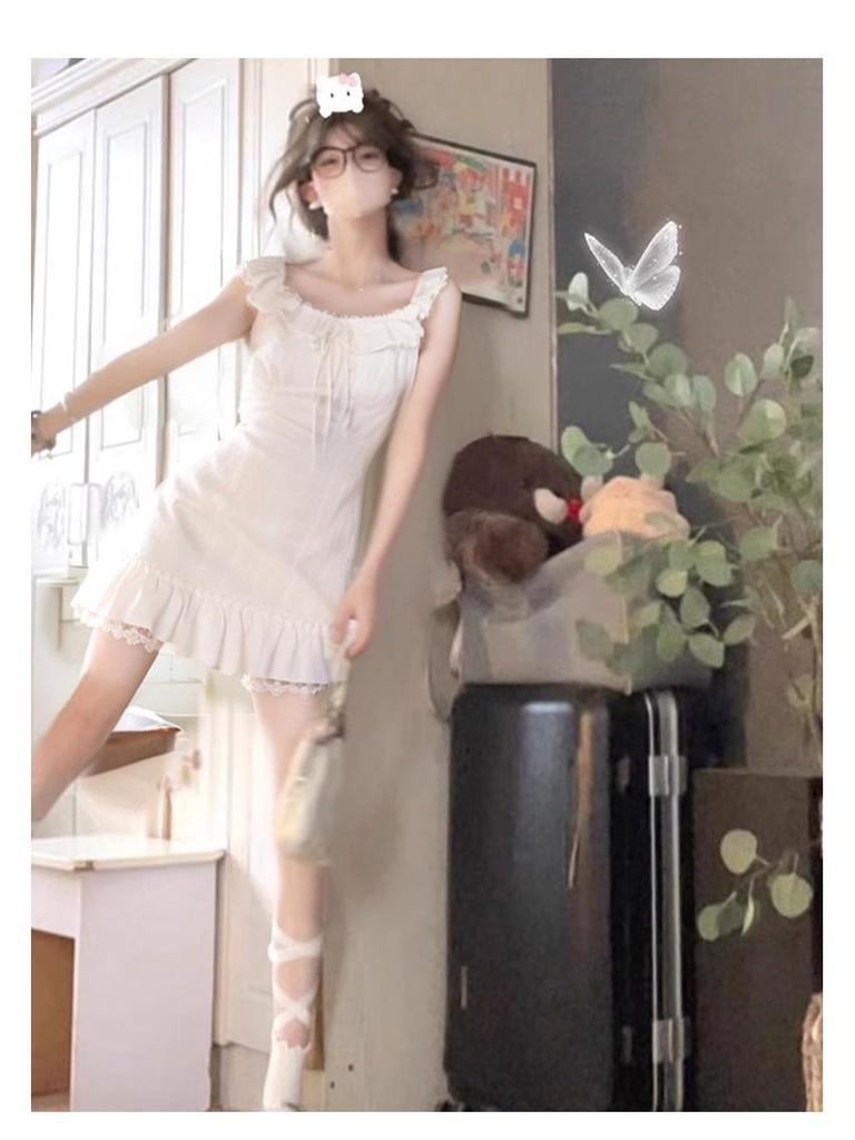 Элегантное белое платье с короткими рукавами: Красивое приталенное мини-платье в стиле «старые деньги», идеально подходящее для моментов первой любви.