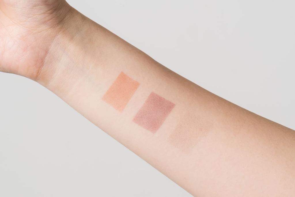 Osaji Nuance Eyeshadow Palette the Delicate Eye Blends Into the Creates a Lustrous and Adds a Touch of Nuance To Your Everyday Mukougishi [Protects