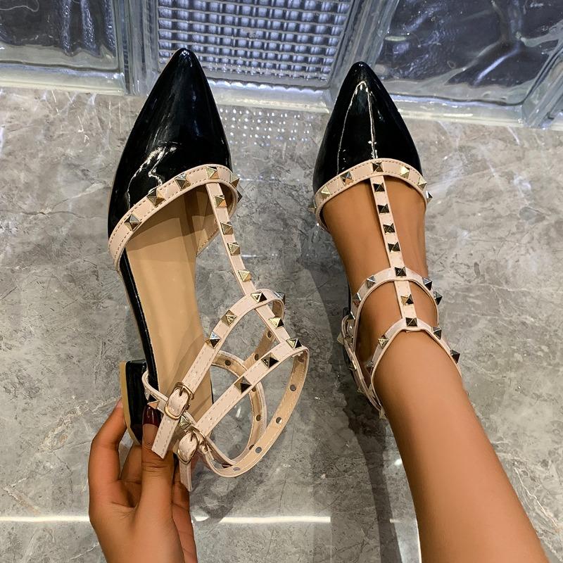 Мода 2025Ремешок на щиколотке Вырез Заклепки Rockstud Лакированная кожа Застежка-пряжка T-образный ремешок Мягкая женская обувь для ходьбы Дорожный размер