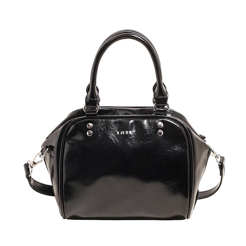 В этом году популярны сумки-бостон для женской коллекции осень-зима 2025, новые универсальные сумки-мессенджеры через плечо, популярные портативные сумки-подушки.