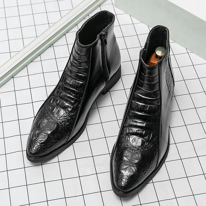 Высокие заостренные мужские ботинки челси с рукавами на молнии и высокими рукавами. Ретро и модная мужская обувь с крокодиловым принтом.