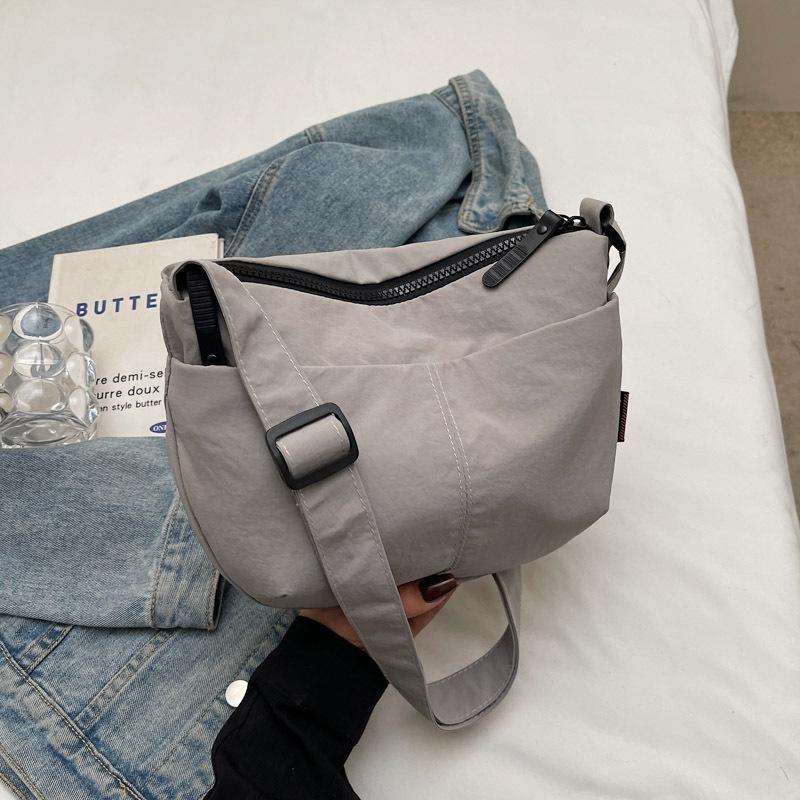 Casual Simple and Lightweight Bag Women's 2025 Spring New Fashion and Popular Versatile Shoulder Bag Commuter Sports Messenger Bag