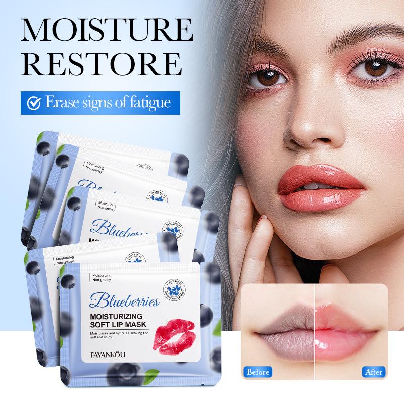 Увлажняющая маска для губ с черникой улучшает уход за линией губ