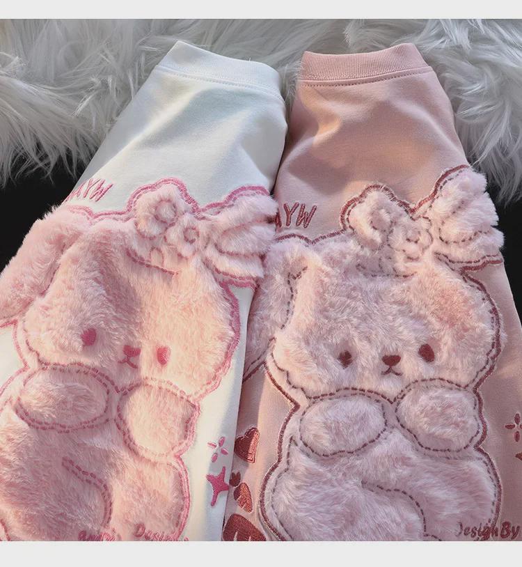 Женская футболка с коротким рукавом и вышивкой «Розовый медведь»: Милый, милый, плюшевый дизайн для весны и лета.