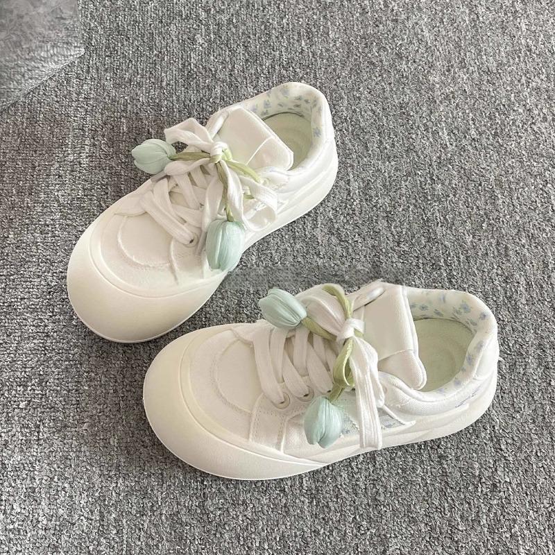 Новый стиль обуви универсален, он включает кроссовки на танкетке с круглым носком и повседневную спортивную обувь на толстой подошве.