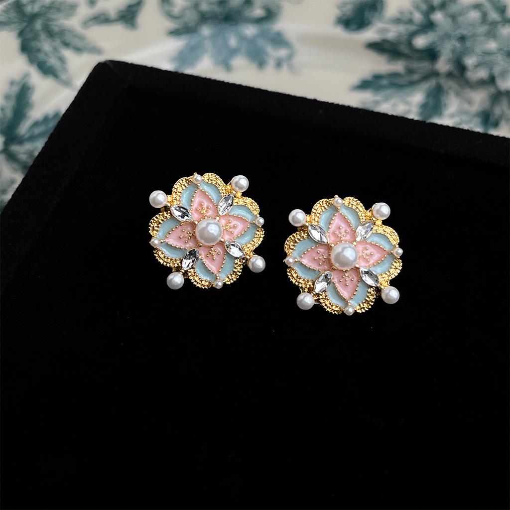 Эмалевые серьги-капли в стиле французской масляной живописи: Художественные серьги-пусеты в придворном стиле с литературным ретро-флером.