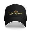 Футболка с надписью Liverpool золотыми буквами и короной. Идеально подходит для тренировок, пробежек или как бейсболка.