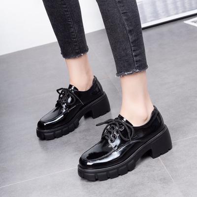 Женская обувь 2025 весна новая британский стиль толстая подошва первый слой коровья лаковая кожа подошва маффин глубокий вырез шнуровка одинарная обувь лоферы