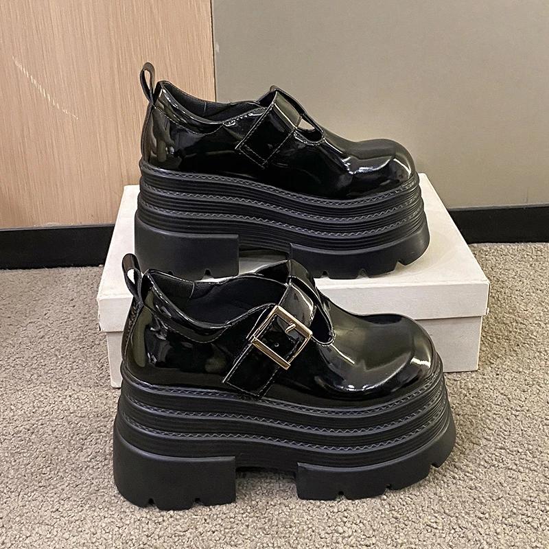 Мода 2025 Женские кожаные туфли на высокой платформе Новые весенние каблуки 8 см Массивные кроссовки Женские на шнуровке с пряжкой Лоферы Обувь для ходьбы Женщина
