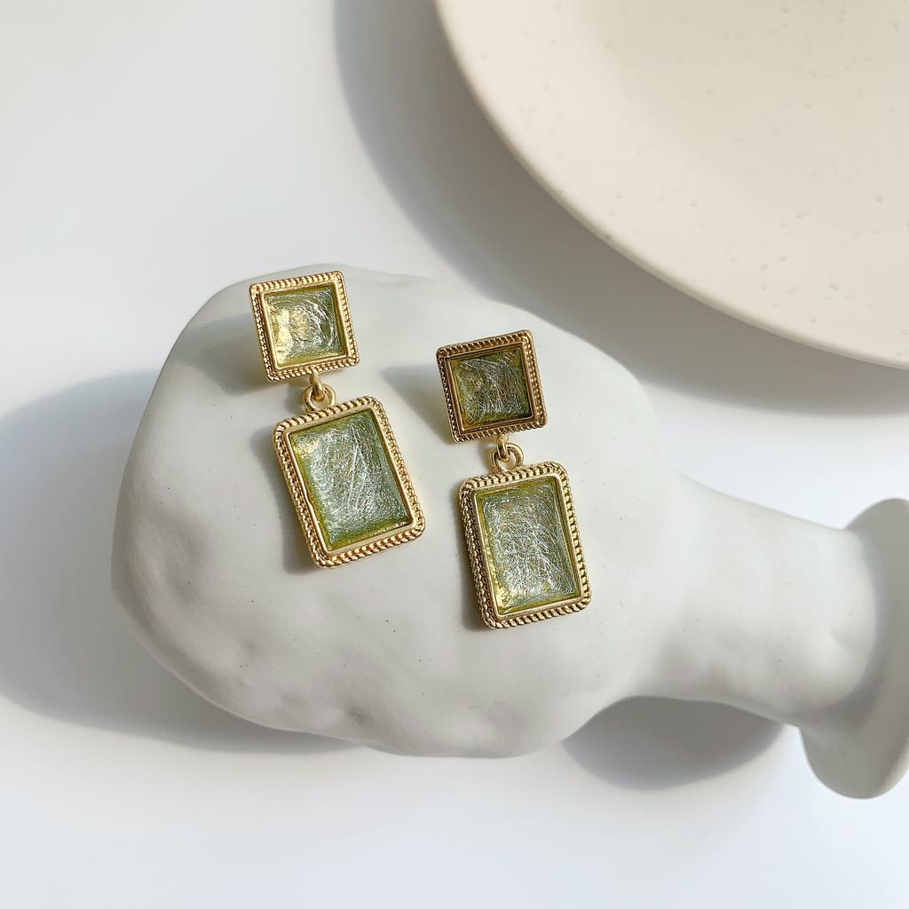 Простые серьги для темпераментной девушки