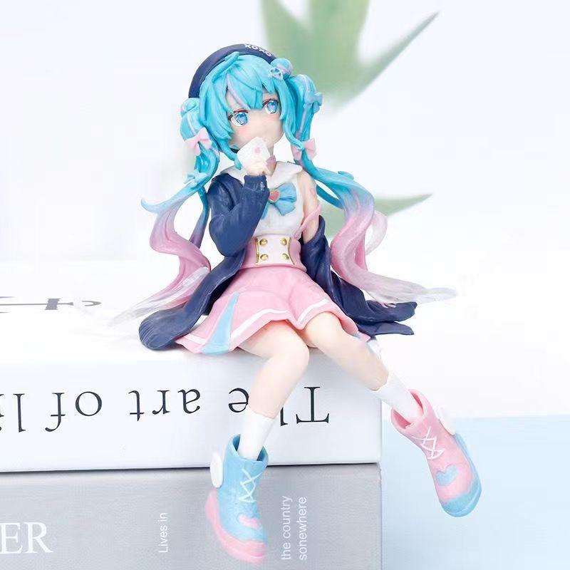 Милая фигурка Хацунэ Мику в сидячей позе - 2D аниме-модель, подходит для корпуса компьютера или украшения автомобиля, подарочный предмет