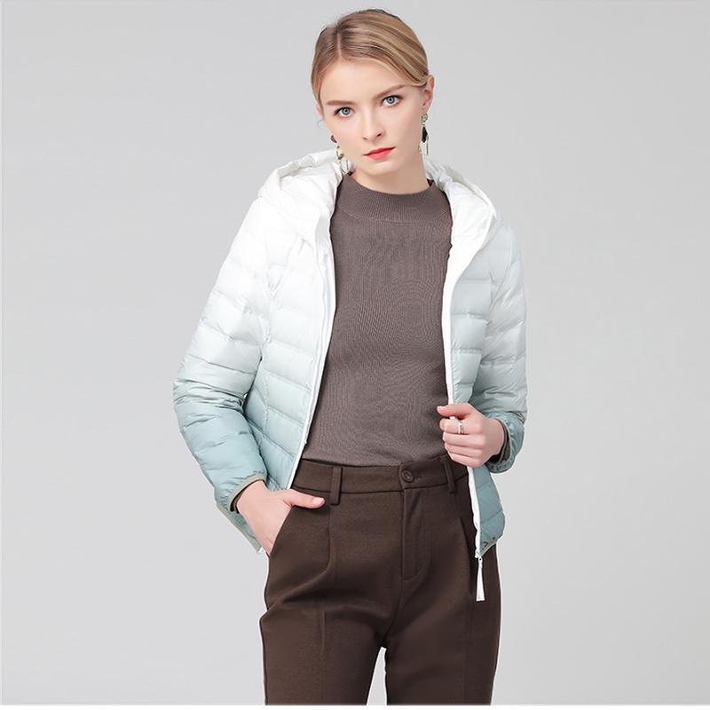 Пуховик женский, легкий, короткий, с градиентом цвета 90, на белом утином пуху, с капюшоном, приталенный, маленький, легкий, пуховик