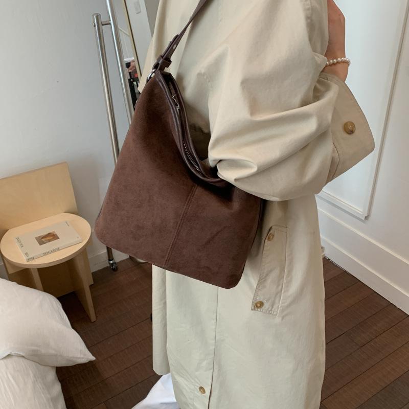 Сумка большой вместимости женская 2025 новая осень и зима высококлассная ретро сумка-тоут для通勤 на одном плече через плечо сумка-ведро
