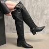 Массивные женские высокие сапоги из кожи с острым носком на среднем каблуке, модные дизайнерские туфли-лодочки с пряжкой 2025 года, готические зимние ботинки длиной до колена