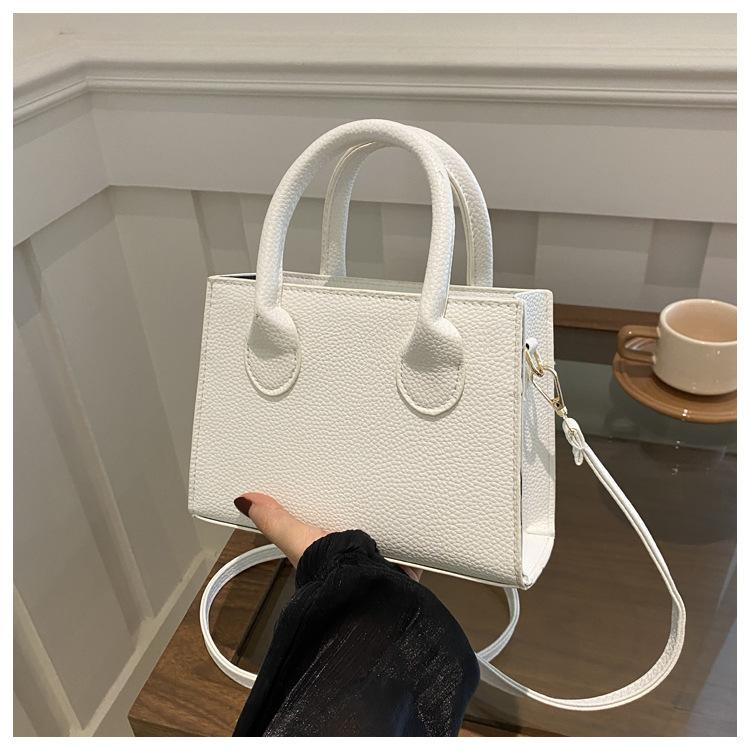 2024 повседневная однотонная модная текстура линии, новая модная дорожная сумка большой вместимости, новая портативная сумка через плечо, маленькая квадратная сумка