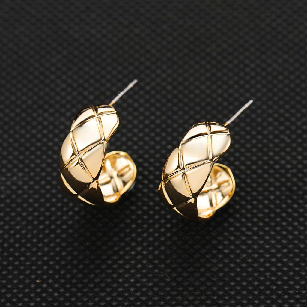 Серьги в клетку в холодном стиле: Непирсингованные клипсы на французской моде для женщин