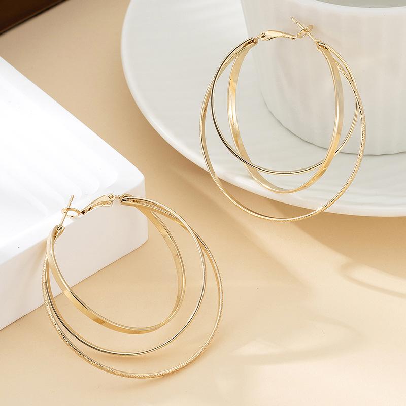 Простые многослойные крестообразные серьги-кольца для женщин