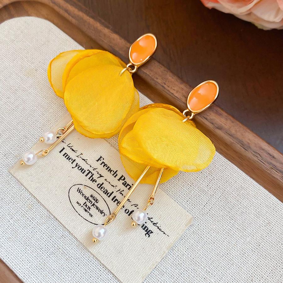 Серьги-гвоздики из ткани в виде цветка «Серебряная игла» со стеклянной бахромой, средние, с антикварным темпераментом, дизайнерские, нишевые