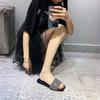 Стразовые шлепанцы на плоской подошве для женщин, для ношения летом 2025 года, новая модная модель, сандалии с квадратным носком и открытым носком, домашние нишевые в зарубежном стиле