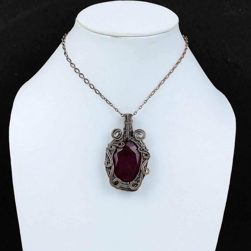 Созданный в лаборатории рубиновый драгоценный камень из чистой медной проволоки, обернутый ювелирными изделиями ручной работы