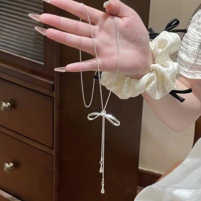 Серебряное длинное ожерелье с бахромой и бантом, новое модное, универсальное, с чувством дизайна, цепочка на ключицу, женское