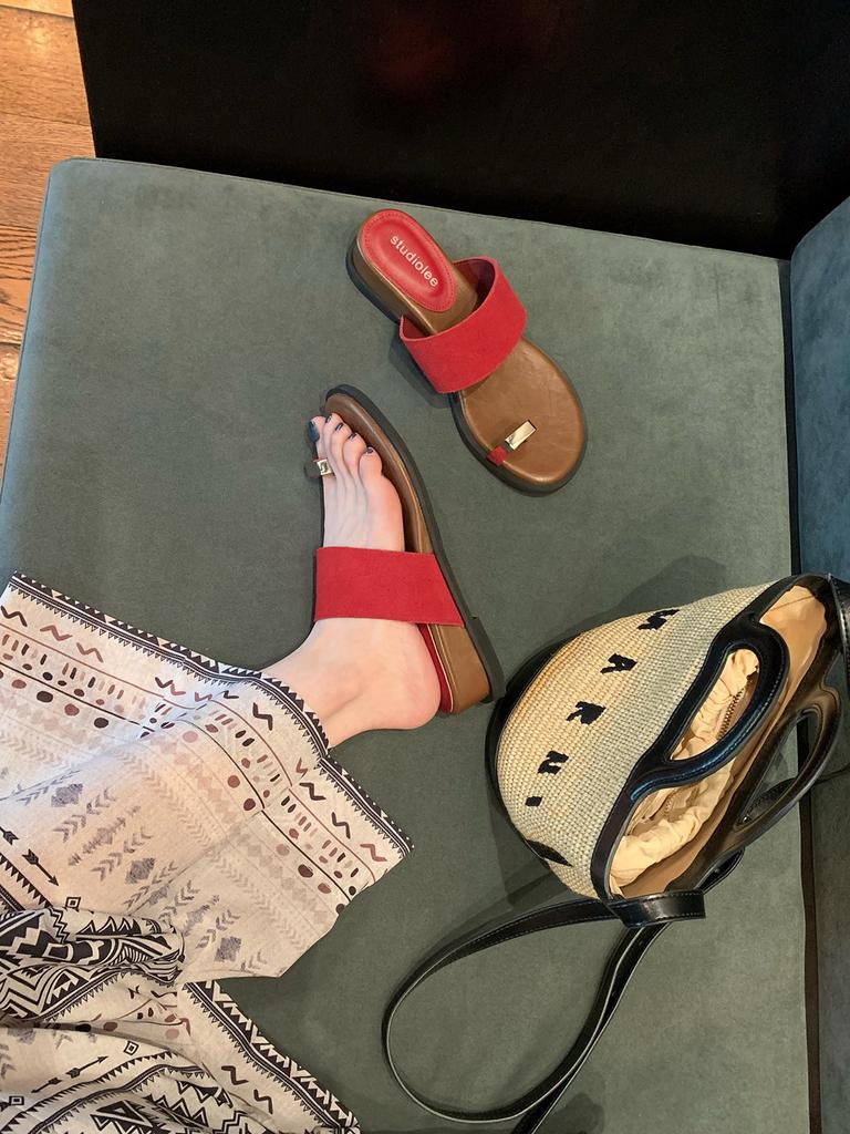 Модные женские шлепанцы на одно слово 2025 лето новинка уличные дышащие сланцы с перемычкой между пальцев на танкетке плоская обувь модное увеличение роста сандалии слипоны