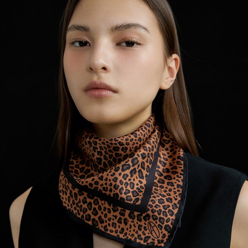 AVVINA PELLE Leopard Square Silk Sacrf 50 - Camel