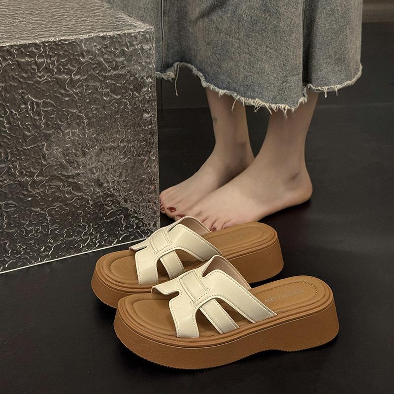 Плетеные прохладные тапочки на толстой подошве для женщин, для ношения летом 2025 года. Новые удобные и легкие пляжные тапочки на перемычке в сказочном стиле.