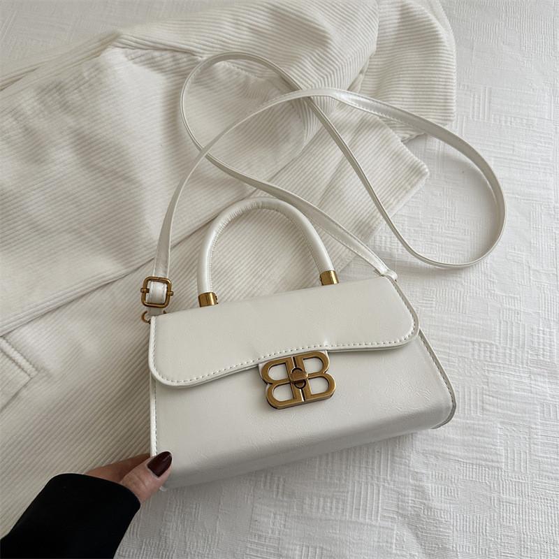 Simple Solid Color Gold Letter Buckle Decoration Women Casual Shoulder Bag For Ladies Urban Casual Outfits