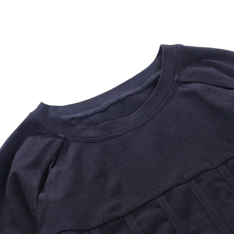 Черный короткий топ с открытым пупком, достаточно обтягивающий, чтобы продемонстрировать ее футболку с длинными рукавами, облегающую футболку с длинными рукавами