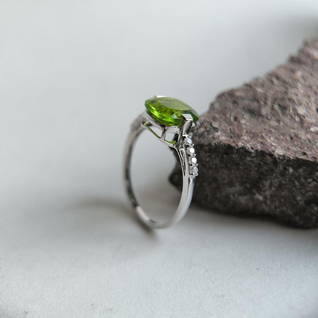 Серебряное кольцо с хризолітом, вес изделия 2,18 гр (60002165)