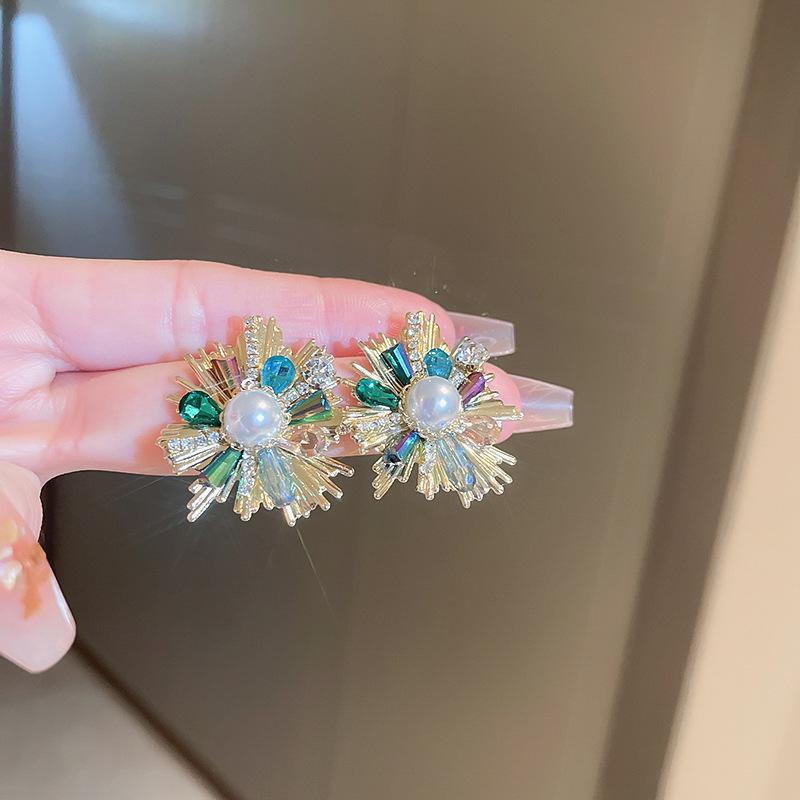 Серьги-кисточки с цветком, инкрустированным бриллиантами 'Серебряная игла' - Элегантные и модные серьги-пусеты высокого класса с уникальным дизайном