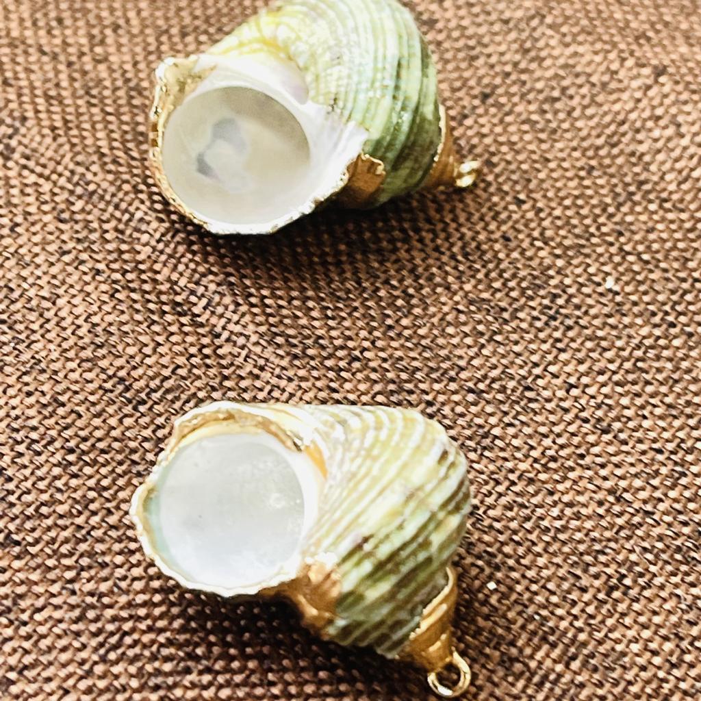 10 шт., Подвески-шармы из раковины, окрашенные натуральным красителем, с золотистым краем из цинкового сплава, для DIY, аксессуары для унисекс-ожерелья, креативное изготовление ювелирных изделий, поделки для праздничных подарков