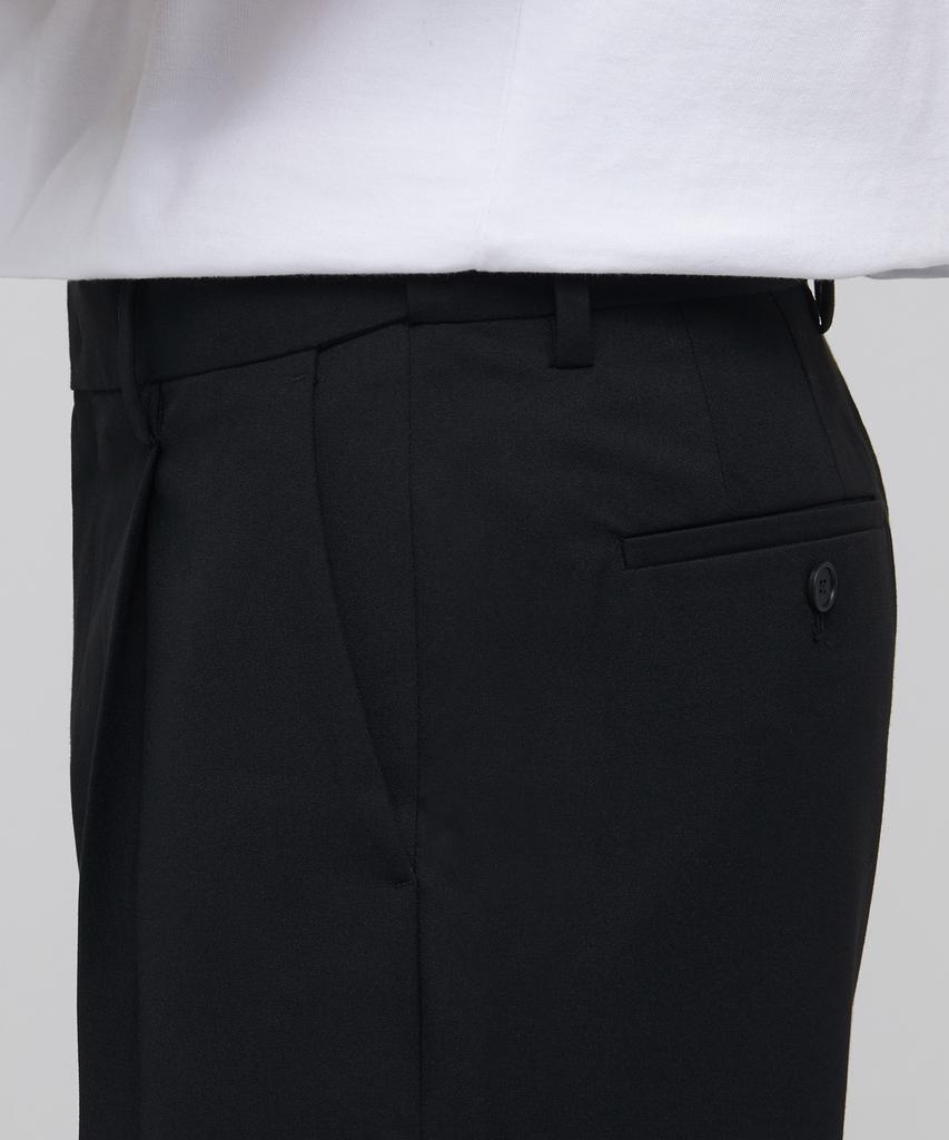 MUSINSA STANDARD Lightweight Hidden Banding Half Slacks [Black]