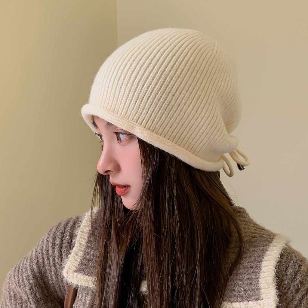 Осень и Зима Женская Защита Ушей Теплая и Модная Маленькая Шерстяная Накладка на Носок с Завязками Однотонная Вязаная Шапка