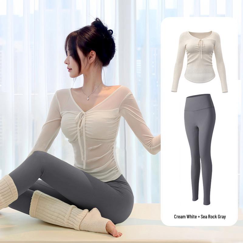 Элегантный женский комплект для йоги: Высококачественная спортивная одежда для пилатеса на открытом воздухе со встроенными подушечками для бюстгальтера.