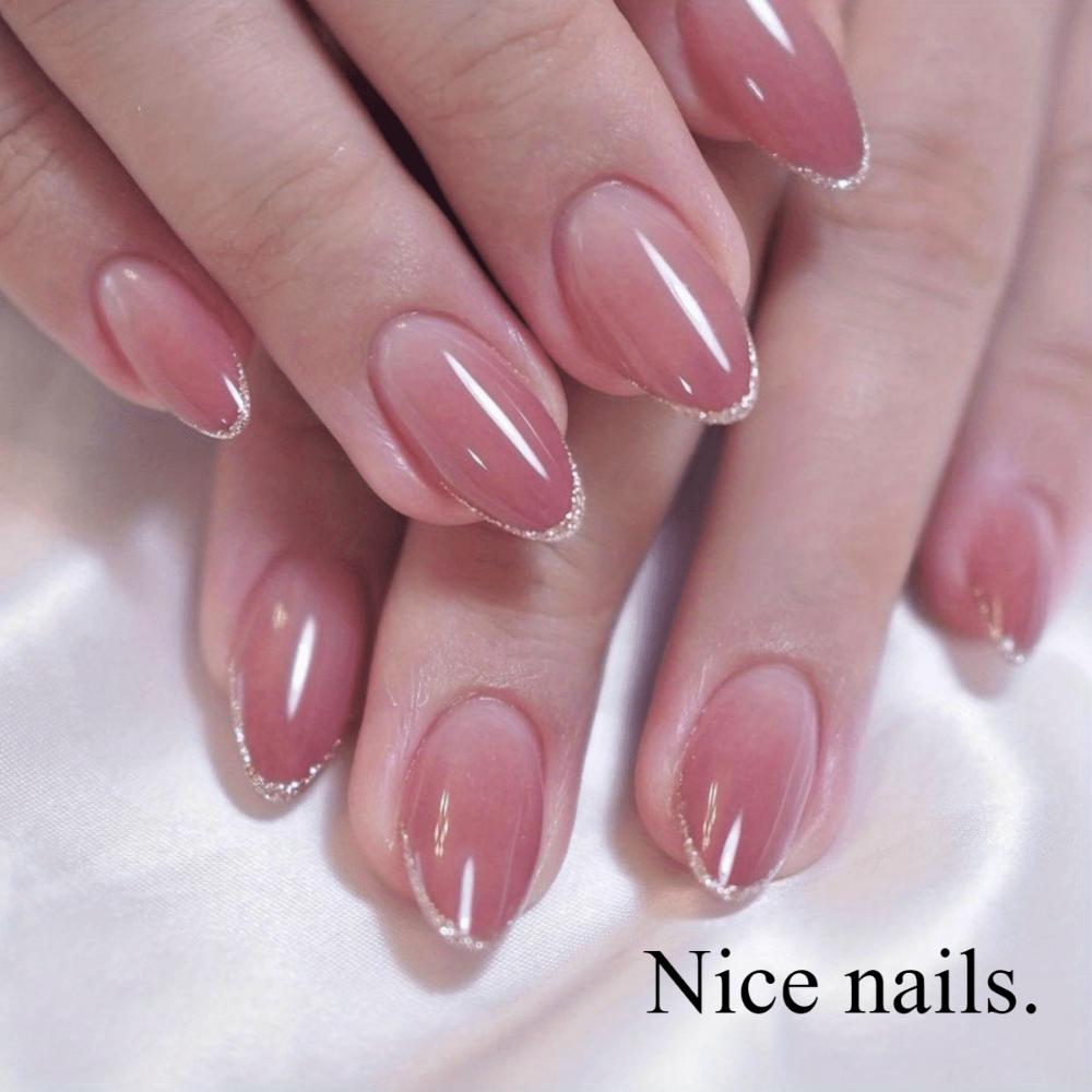 Обновите свой образ с помощью овального модного маникюра с постепенным изменением формы и блестками, который подойдет для вечеринок, танцев и повседневной носки