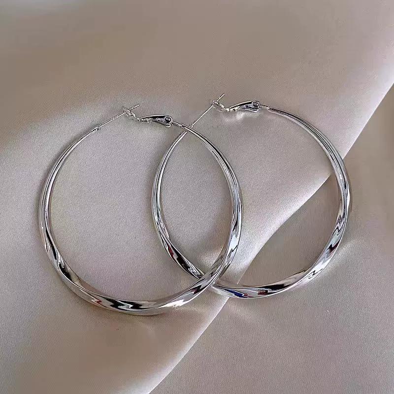 Good Jewelry Gifts Round Elegant Style Hoop Earrings Vintage Arge Hollow Jewelry For Women Fashion