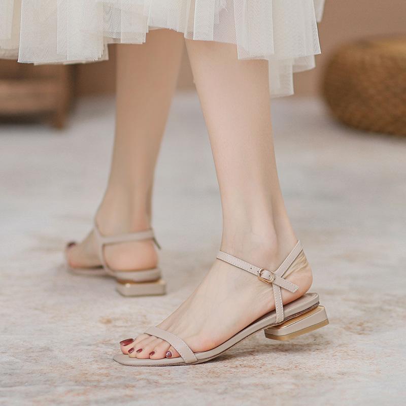 Босоножки на толстом каблуке женские летние новые 2025 универсальные в сказочном стиле, с ремешком на щиколотке, с открытым носком, на низком каблуке, римские, под юбку