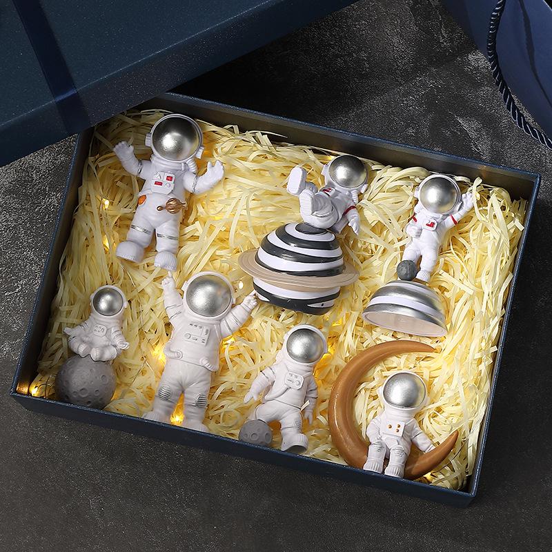 Маленькая смоляная фигурка космонавта - Идеально для домашнего декора, подарка на День святого Валентина или день рождения