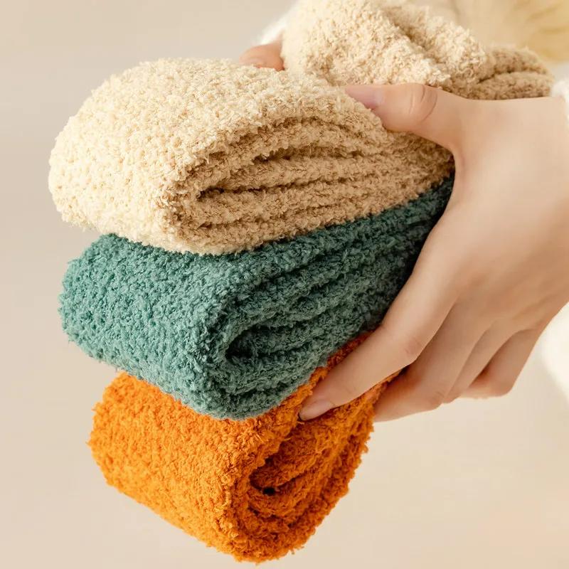 Зимние теплые длинные женские носки из кораллового флиса, толстые плюшевые домашние нескользящие носки-тапочки, повседневные простые чулки для сна