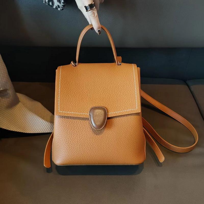 A New Type of Genuine Leather Women's Bag with a Top Layer of Cowhide and a Two-tone Color Backpack, a Simple and Casual Commuter Women's Bag