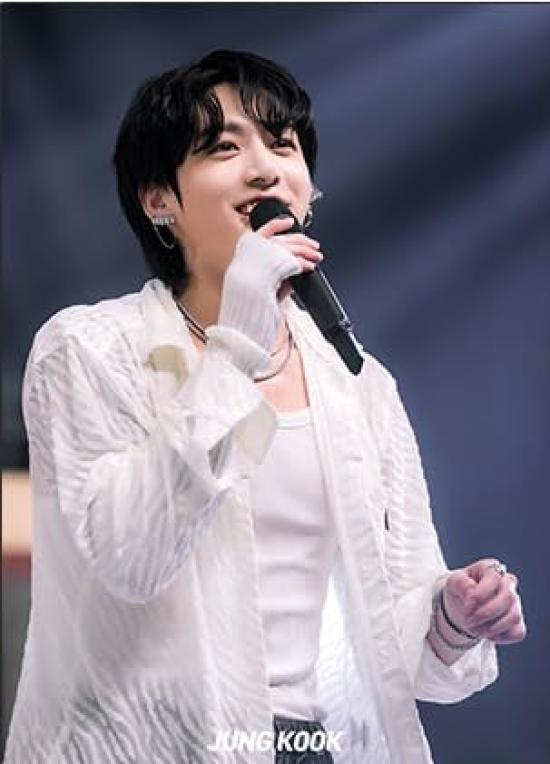 Товары Чонгука Постер 12 листов Набор наклеек 1 лист 12 Постер 1 Набор наклеек PO + + (ЧОНГКУК)